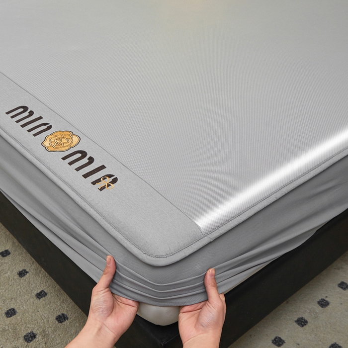 91家纺网 家纺一手货源 找家纺 全季家居 2025新款全季家居5A抗菌min系列凉感冰丝席 床笠-银灰