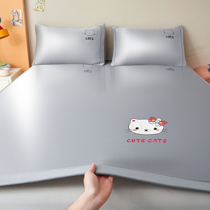 91家纺网 家纺一手货源 找家纺 全季家居 2025新款5A抗菌碳光卡通贴布系列冰丝席 床席款-胖脸猫咪-银灰