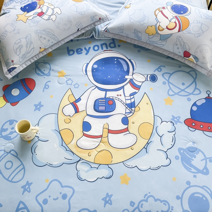 91家纺网 家纺一手货源 找家纺 博雅 2025新款A类大版数码印花冰丝凉席可组合凉感丝夏被-宇航员 绘画宇航员