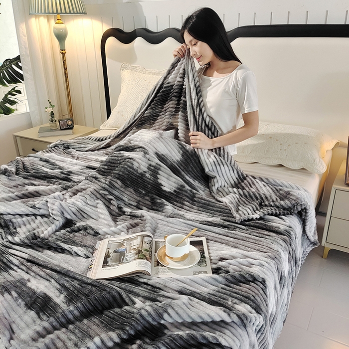 91家纺网 家纺一手货源 找家纺 巴木赫2025新款200g水墨印染抽条毛毯毯子 深灰