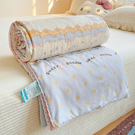 91家纺网 家纺一手货源 找家纺 妖妖家纺 2025新款超柔双层纱糯糯针织棉夏凉被 小熊蛋糕店
