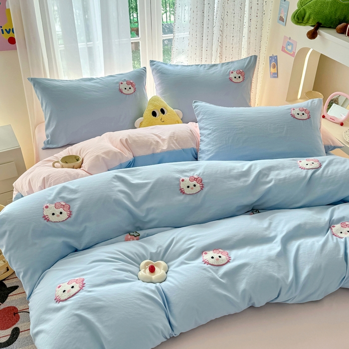 91家纺网 家纺一手货源 找家纺 优卡迪家纺馆 2025新款水洗棉毛巾绣四件套（下载文件夹包含买家秀） 草莓KT-天蓝