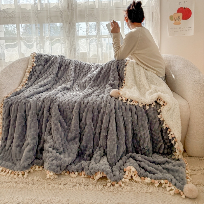 91家纺网 家纺一手货源 找家纺 潮邦创意家居 2025新款 奶芙绒流苏球毛毯 浅蓝灰