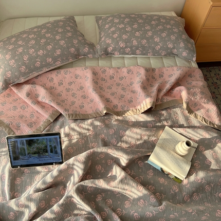 91家纺网 家纺一手货源 找家纺 （总）桃喜 2025新款A类全棉三层纱布提花多功能夏被盖毯床盖枕巾
