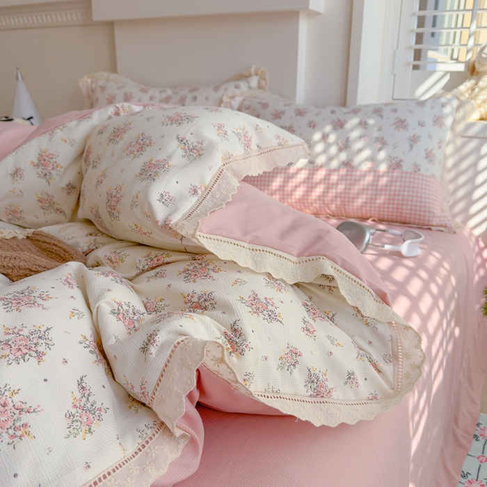 91家纺网 家纺一手货源 找家纺 竹合家纺 2025新款春日碎花法式镂空花边款式提花皱皱四件套 法式-粉格花园