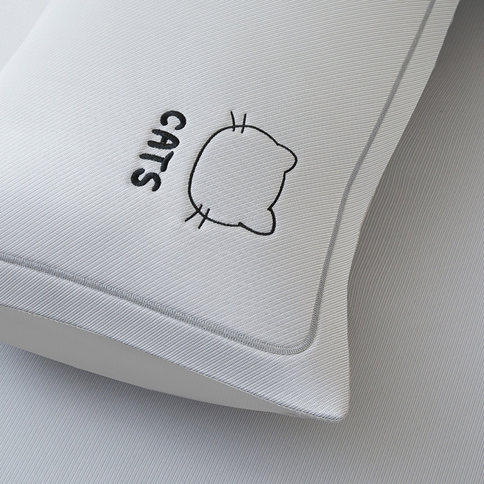 91家纺网 家纺一手货源 找家纺 全季家居 2025新款5A抗菌碳光卡通贴布系列冰丝席 床笠款-胖脸猫咪-银灰