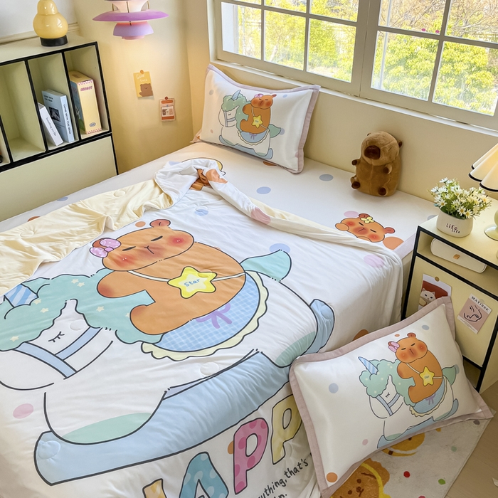 91家纺网 家纺一手货源 找家纺 博雅 2025新款A类大版数码印花冰丝凉席可组合凉感丝夏被-卡皮巴拉 木马卡皮巴拉