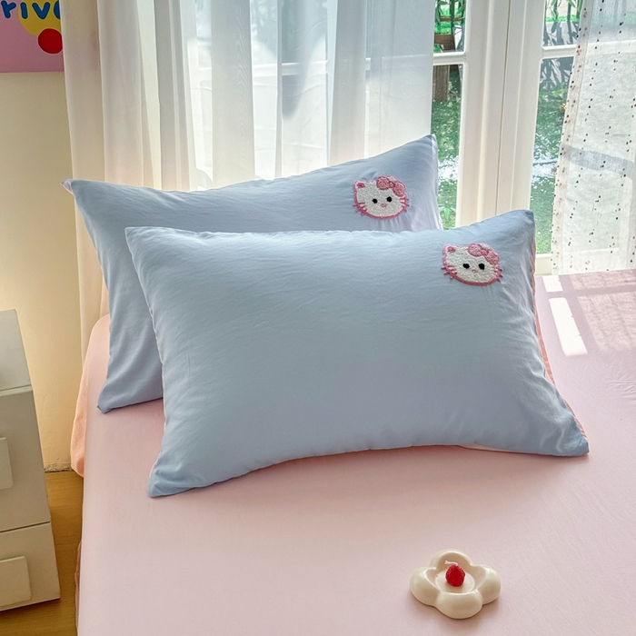 91家纺网 家纺一手货源 找家纺 优卡迪家纺馆 2025新款水洗棉毛巾绣四件套（下载文件夹包含买家秀） 草莓KT-天蓝