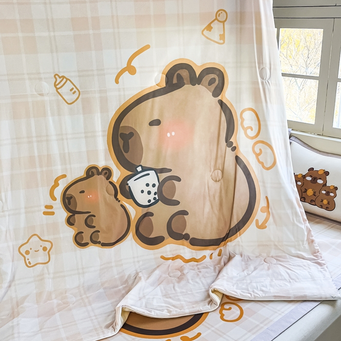 91家纺网 家纺一手货源 找家纺 （总）博雅 2025新款A类大版数码印花冰丝凉席可组合凉感丝夏被-卡皮巴拉