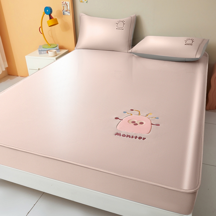 91家纺网 家纺一手货源 找家纺 全季家居 2025新款5A抗菌碳光卡通贴布系列冰丝席 床笠款-快乐精灵-淡粉