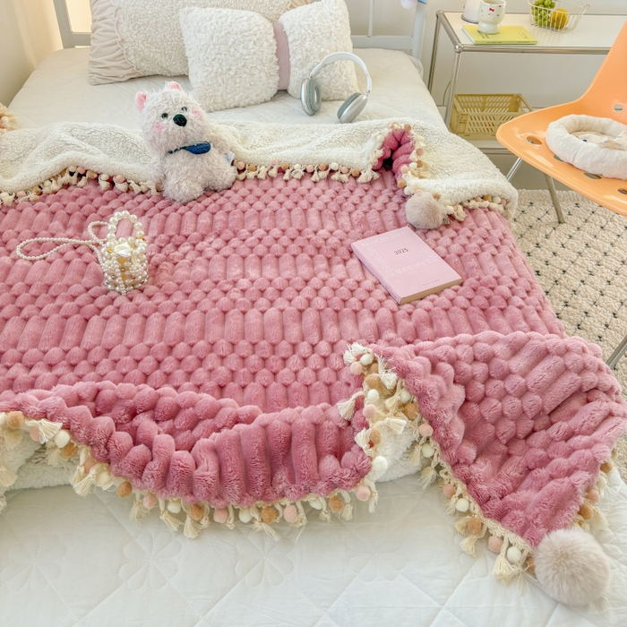 91家纺网 家纺一手货源 找家纺 潮邦创意家居 2025新款 奶芙绒流苏球毛毯 甜莓粉