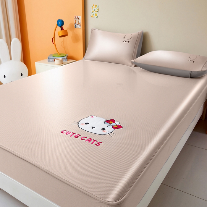 91家纺网 家纺一手货源 找家纺 全季家居 2025新款5A抗菌碳光卡通贴布系列冰丝席 床笠款-胖脸猫咪-淡粉