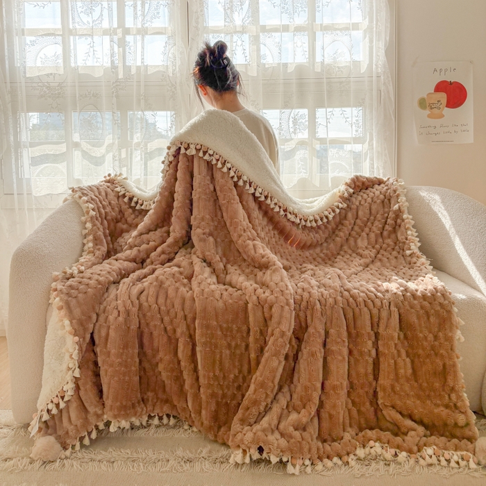 91家纺网 家纺一手货源 找家纺 潮邦创意家居 2025新款 奶芙绒流苏球毛毯 焦糖咖