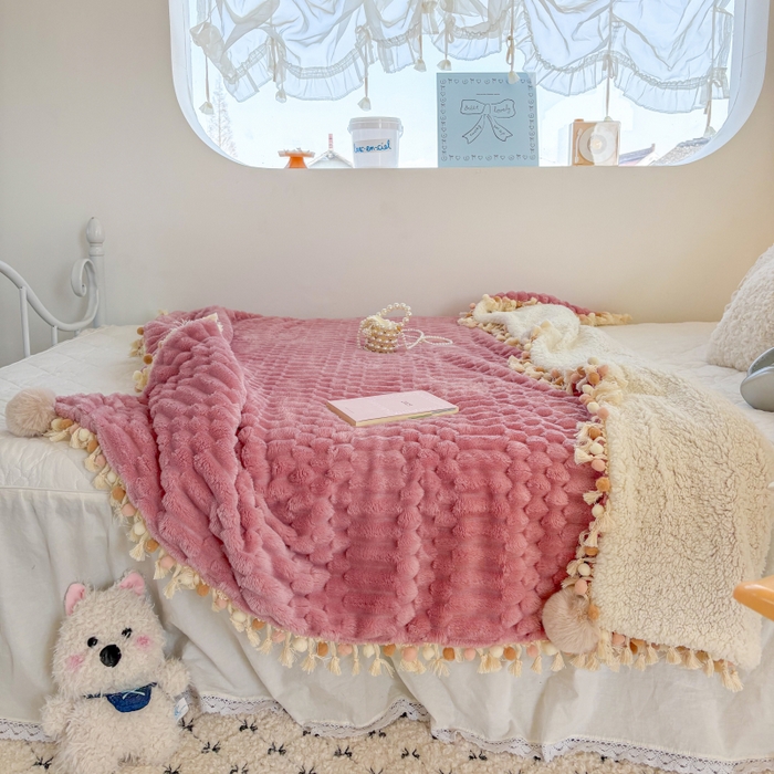 91家纺网 家纺一手货源 找家纺 潮邦创意家居 2025新款 奶芙绒流苏球毛毯 甜莓粉