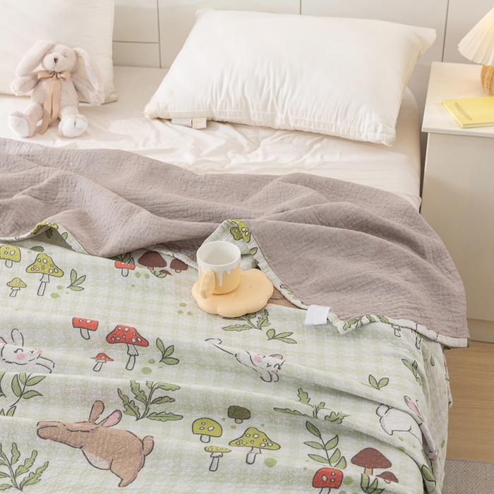 91家纺网 家纺一手货源 找家纺 乐家毛巾被（工厂自产自销） 2025春夏新款三层全棉纯棉印花毛巾被 蘑菇兔