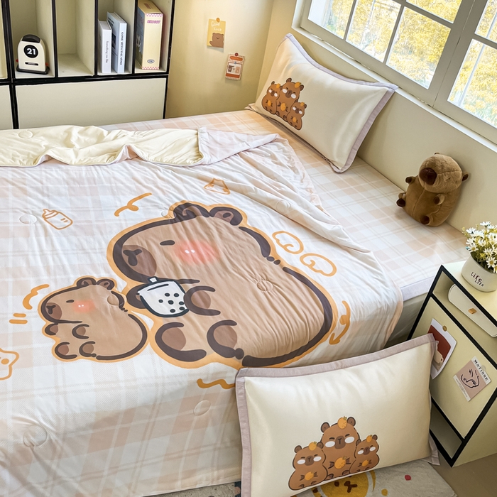 91家纺网 家纺一手货源 找家纺 博雅 2025新款A类大版数码印花冰丝凉席可组合凉感丝夏被-卡皮巴拉 可爱卡皮巴拉