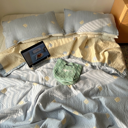 91家纺网 家纺一手货源 找家纺 桃喜 2025新款A类全棉三层纱布提花多功能夏被盖毯床盖枕巾 熊仔蓝