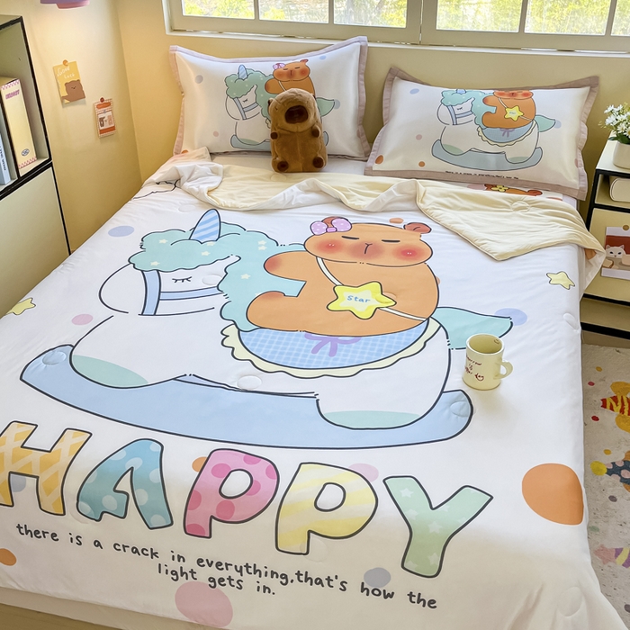 91家纺网 家纺一手货源 找家纺 博雅 2025新款A类大版数码印花冰丝凉席可组合凉感丝夏被-卡皮巴拉 木马卡皮巴拉