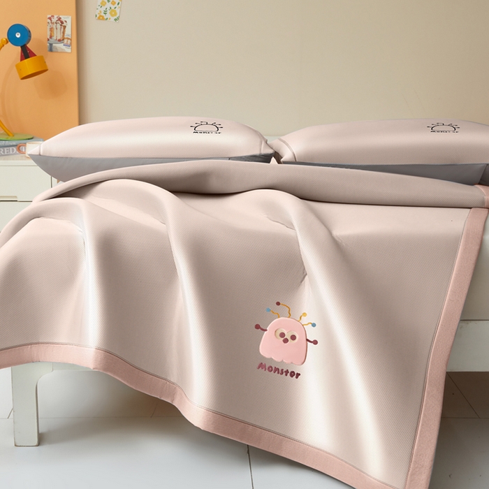 91家纺网 家纺一手货源 找家纺 全季家居 2025新款5A抗菌碳光卡通贴布系列冰丝席 床席款-快乐精灵-淡粉