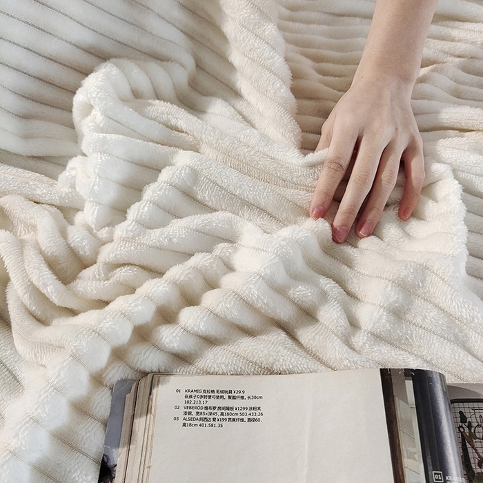 91家纺网 家纺一手货源 找家纺 巴木赫2025新款200g水墨印染抽条毛毯毯子 奶白