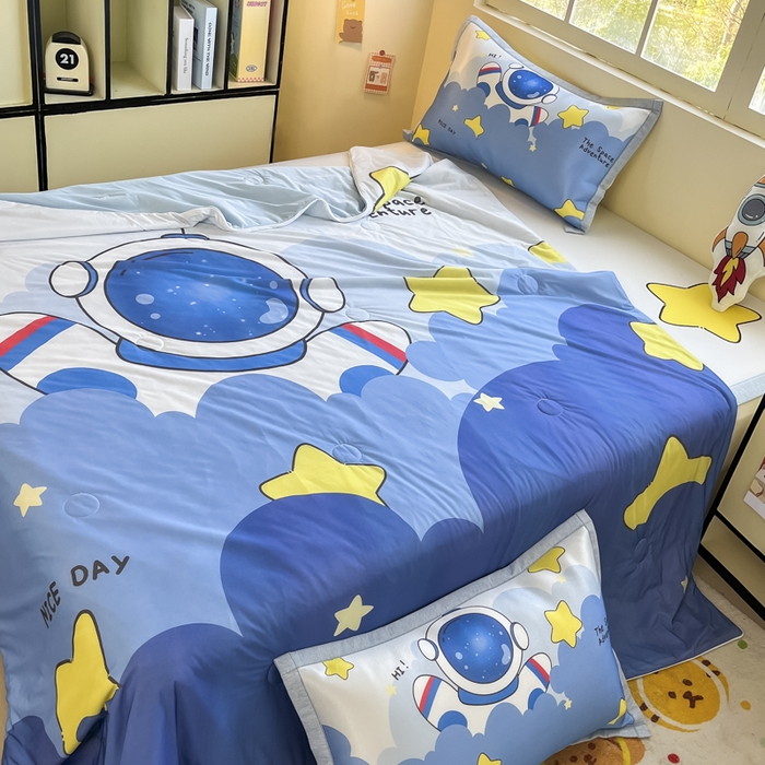 91家纺网 家纺一手货源 找家纺 博雅 2025新款A类大版数码印花冰丝凉席可组合凉感丝夏被-宇航员 梦想宇航员