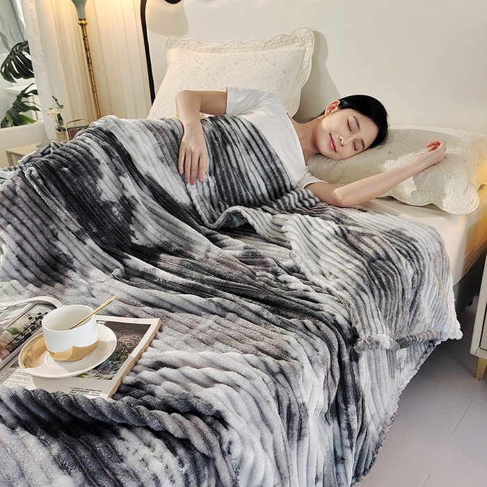 91家纺网 家纺一手货源 找家纺 巴木赫2025新款200g水墨印染抽条毛毯毯子 深灰