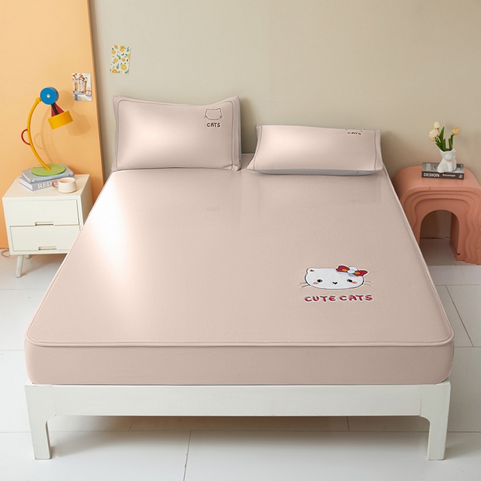 91家纺网 家纺一手货源 找家纺 全季家居 2025新款5A抗菌碳光卡通贴布系列冰丝席 床笠款-胖脸猫咪-淡粉