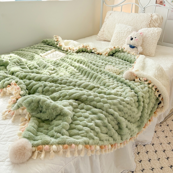91家纺网 家纺一手货源 找家纺 潮邦创意家居 2025新款 奶芙绒流苏球毛毯 薄荷绿