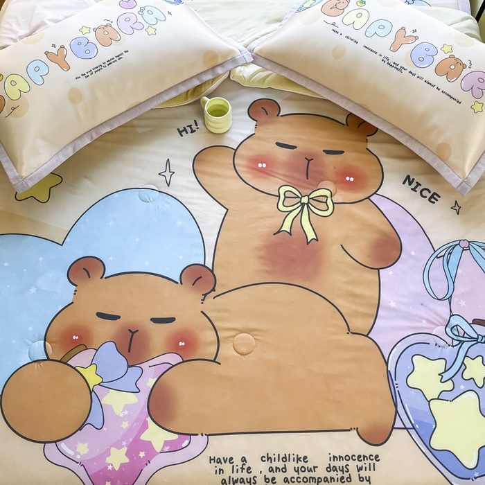 91家纺网 家纺一手货源 找家纺 博雅 2025新款A类大版数码印花冰丝凉席可组合凉感丝夏被-卡皮巴拉 许愿瓶卡皮巴拉