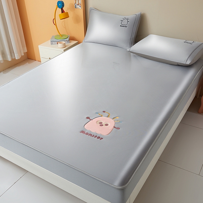 91家纺网 家纺一手货源 找家纺 全季家居 2025新款5A抗菌碳光卡通贴布系列冰丝席 床笠款-快乐精灵-银灰