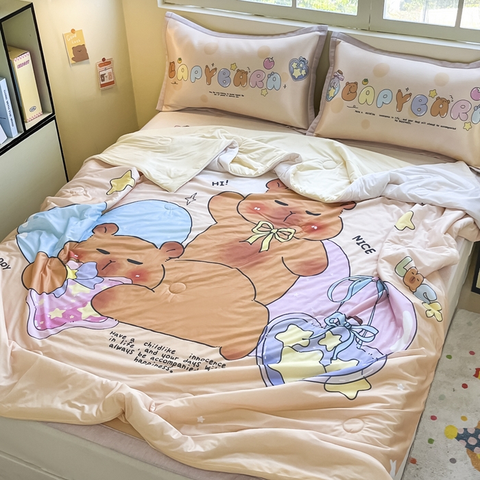 91家纺网 家纺一手货源 找家纺 博雅 2025新款A类大版数码印花冰丝凉席可组合凉感丝夏被-卡皮巴拉 许愿瓶卡皮巴拉