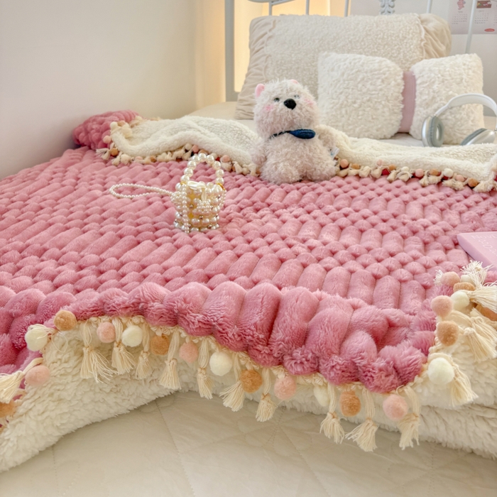 91家纺网 家纺一手货源 找家纺 潮邦创意家居 2025新款 奶芙绒流苏球毛毯 甜莓粉