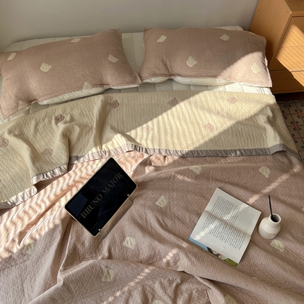 91家纺网 家纺一手货源 找家纺 桃喜 2025新款A类全棉三层纱布提花多功能夏被盖毯床盖枕巾 熊仔咖