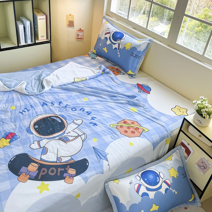 91家纺网 家纺一手货源 找家纺 博雅 2025新款A类大版数码印花冰丝凉席可组合凉感丝夏被-宇航员 滑板宇航员