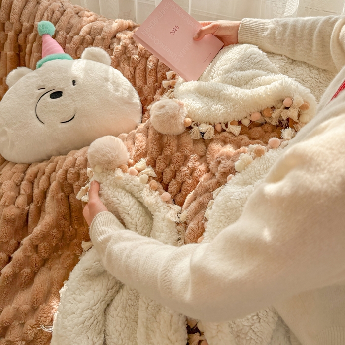 91家纺网 家纺一手货源 找家纺 潮邦创意家居 2025新款 奶芙绒流苏球毛毯 焦糖咖