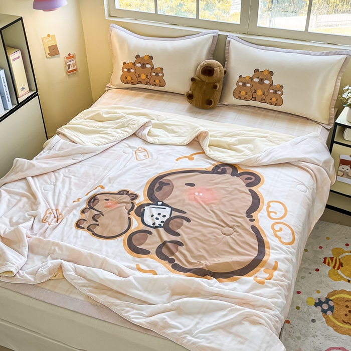 91家纺网 家纺一手货源 找家纺 博雅 2025新款A类大版数码印花冰丝凉席可组合凉感丝夏被-卡皮巴拉 可爱卡皮巴拉