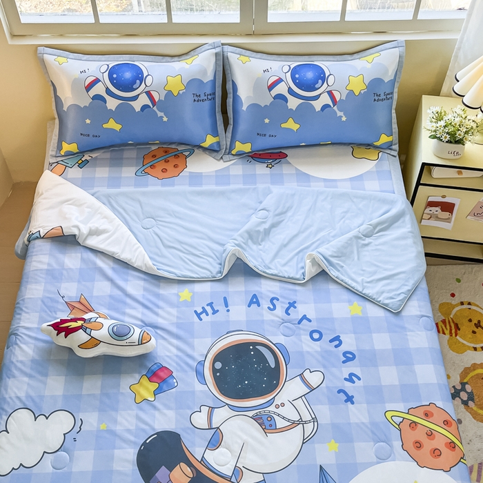 91家纺网 家纺一手货源 找家纺 博雅 2025新款A类大版数码印花冰丝凉席可组合凉感丝夏被-宇航员 滑板宇航员