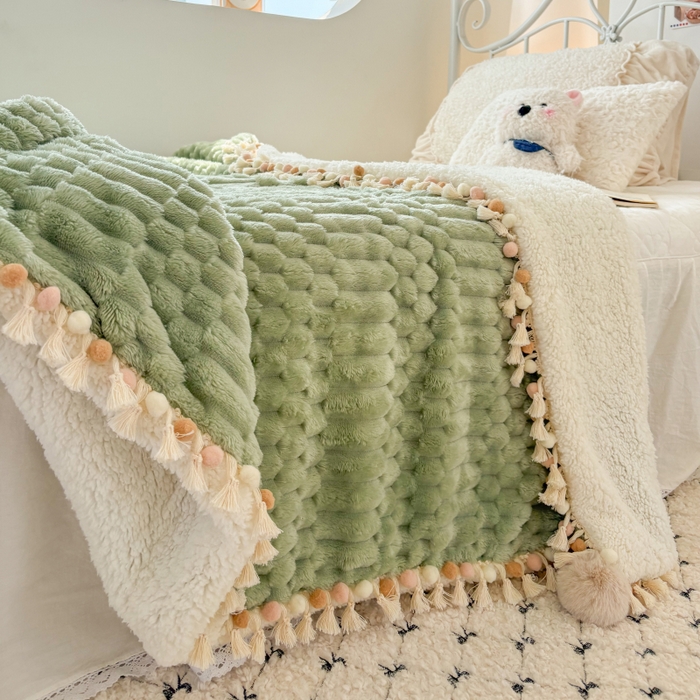 91家纺网 家纺一手货源 找家纺 潮邦创意家居 2025新款 奶芙绒流苏球毛毯 薄荷绿