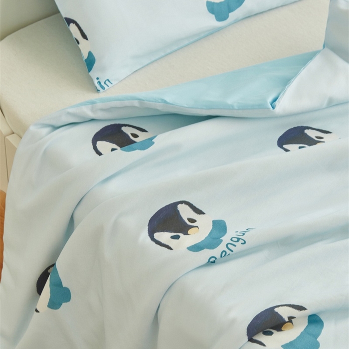 91家纺网 家纺一手货源 找家纺 艾佳宝贝 2025新款A类儿童全棉多功能单被套可拆式夏被 乖萌小企鹅