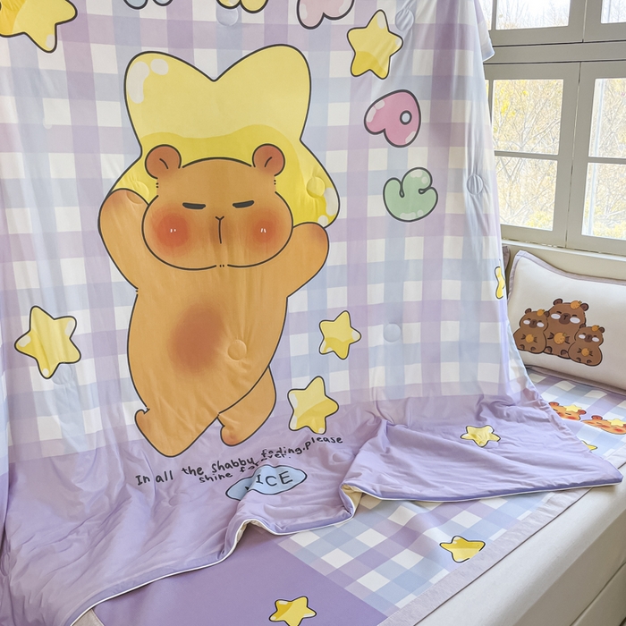 91家纺网 家纺一手货源 找家纺 博雅 2025新款A类大版数码印花冰丝凉席可组合凉感丝夏被-卡皮巴拉 星星卡皮巴拉