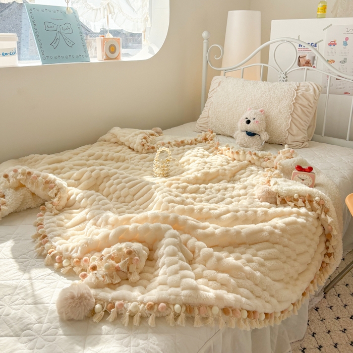 91家纺网 家纺一手货源 找家纺 潮邦创意家居 2025新款 奶芙绒流苏球毛毯 绵云白