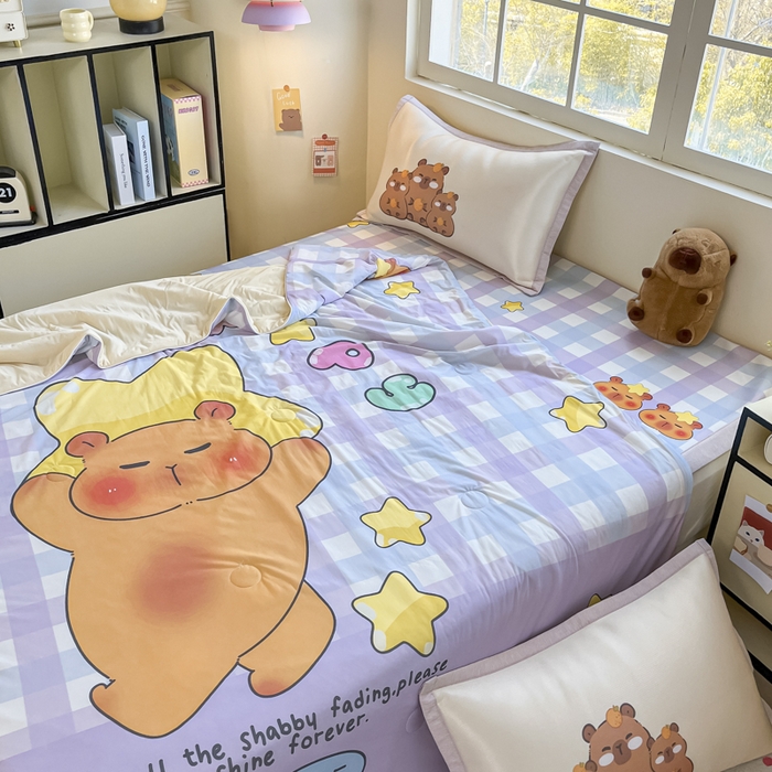 91家纺网 家纺一手货源 找家纺 博雅 2025新款A类大版数码印花冰丝凉席可组合凉感丝夏被-卡皮巴拉 星星卡皮巴拉