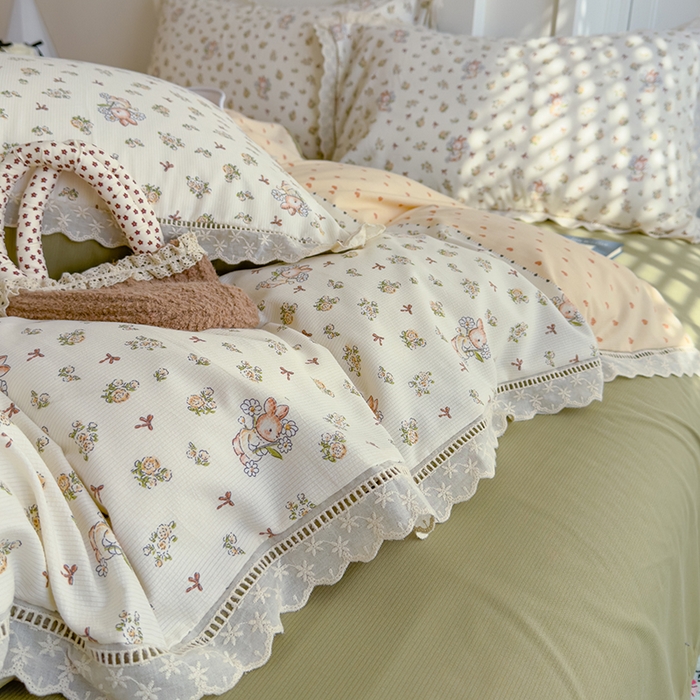 91家纺网 家纺一手货源 找家纺 竹合家纺 2025新款春日碎花法式镂空花边款式提花皱皱四件套 法式-甜心小小兔