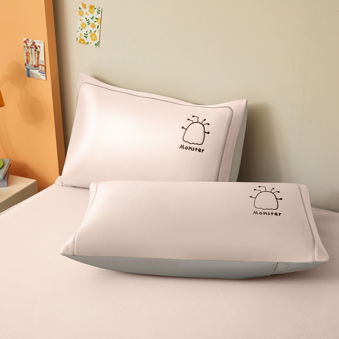 91家纺网 家纺一手货源 找家纺 全季家居 2025新款5A抗菌碳光卡通贴布系列冰丝席 床席款-快乐精灵-淡粉