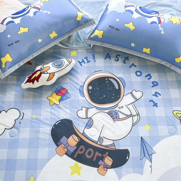 91家纺网 家纺一手货源 找家纺 博雅 2025新款A类大版数码印花冰丝凉席可组合凉感丝夏被-宇航员 滑板宇航员