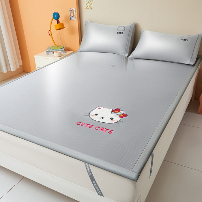 91家纺网 家纺一手货源 找家纺 全季家居 2025新款5A抗菌碳光卡通贴布系列冰丝席 床席款-胖脸猫咪-银灰
