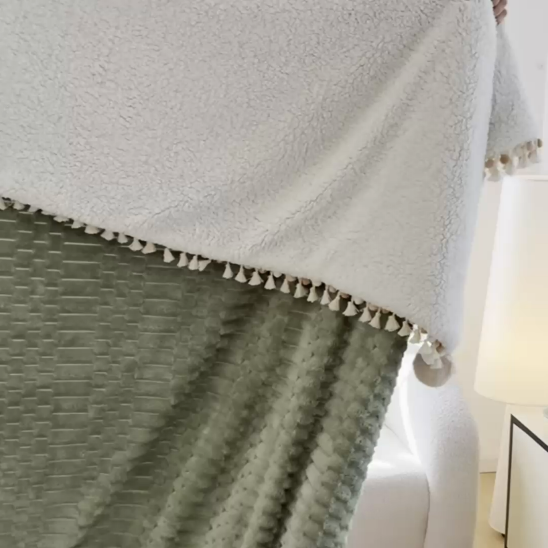 91家纺网 家纺一手货源 找家纺 潮邦创意家居 2025新款 奶芙绒流苏球毛毯 薄荷绿