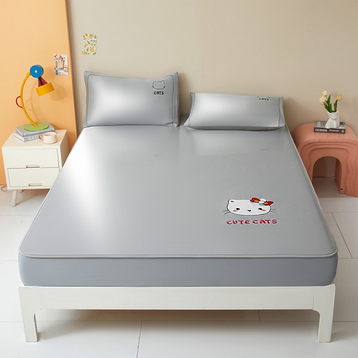 91家纺网 家纺一手货源 找家纺 全季家居 2025新款5A抗菌碳光卡通贴布系列冰丝席 床笠款-胖脸猫咪-银灰