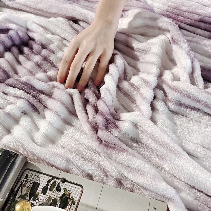 91家纺网 家纺一手货源 找家纺 巴木赫2025新款200g水墨印染抽条毛毯毯子 紫色