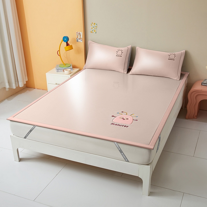 91家纺网 家纺一手货源 找家纺 全季家居 2025新款5A抗菌碳光卡通贴布系列冰丝席 床席款-快乐精灵-淡粉